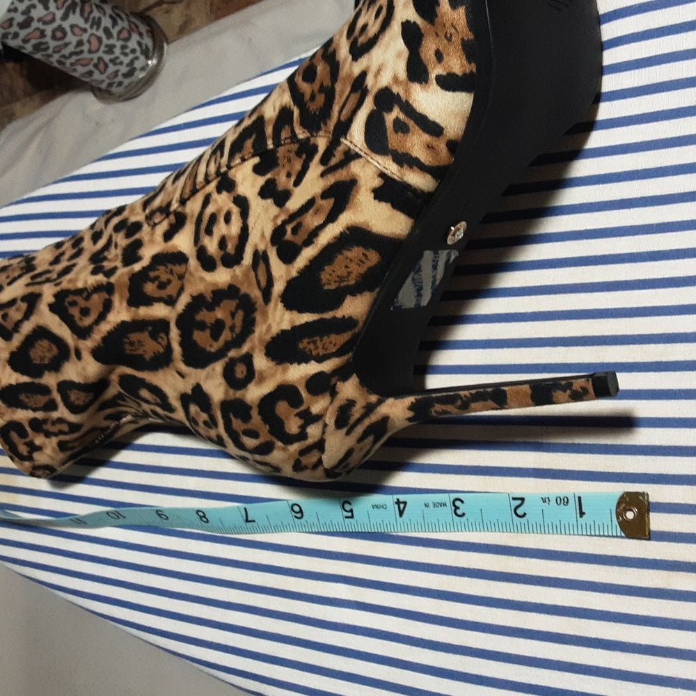 NWOT AZLEA WANG Leopard Print Stiletto Ankle Boots Size 11. - Picture 13 of 14